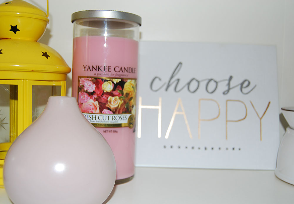 yankee-candle-fresh-cut-roses-large-pillar-shelf-styling