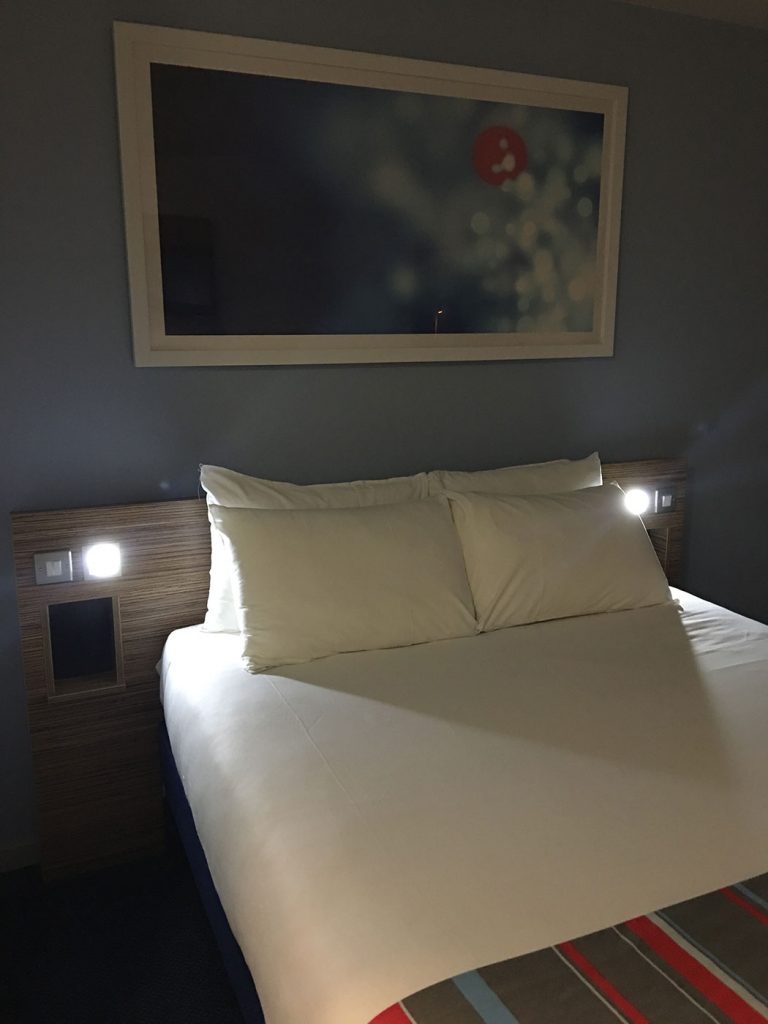 birmingham travelodge bedroom