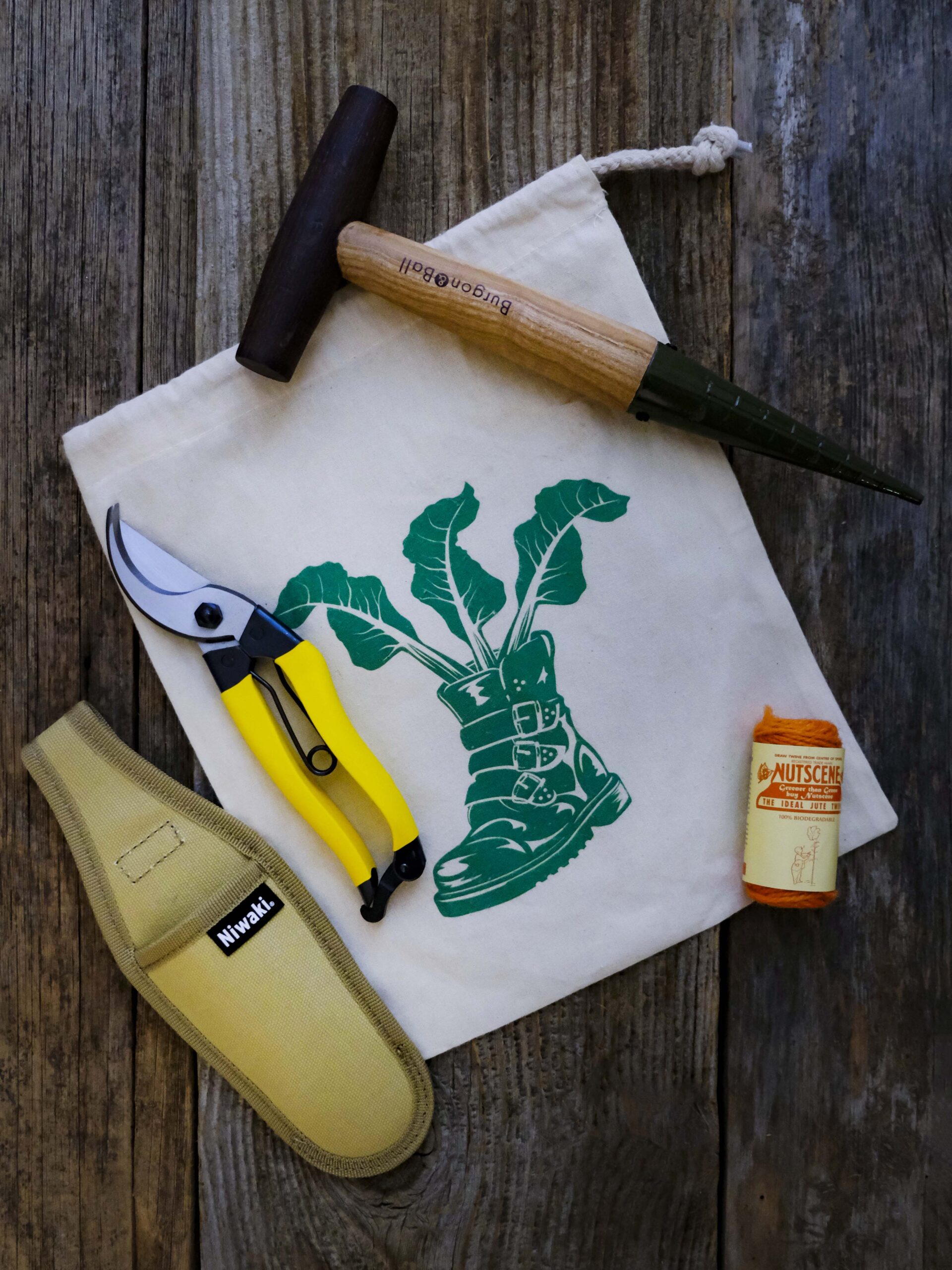 pruning kit on workdesk
