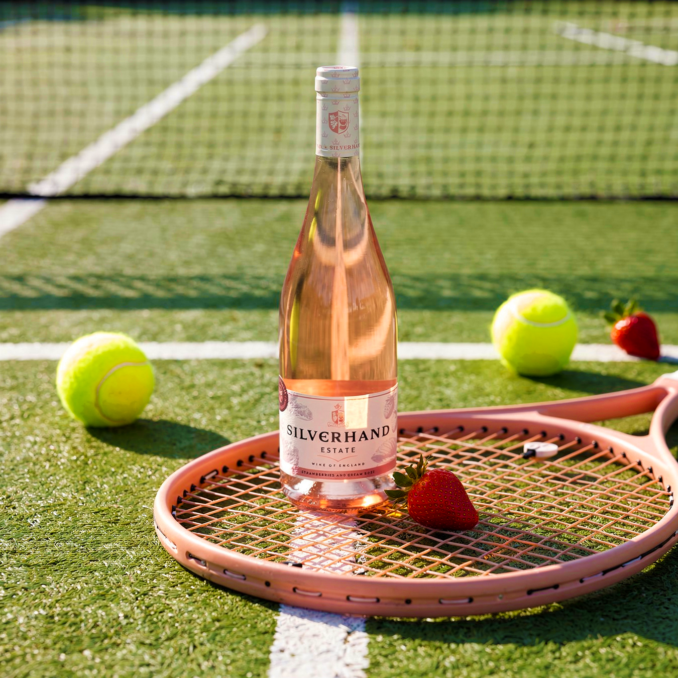 Silverhand wine for Wimbledon next to a tennis racket and tennis ball on court